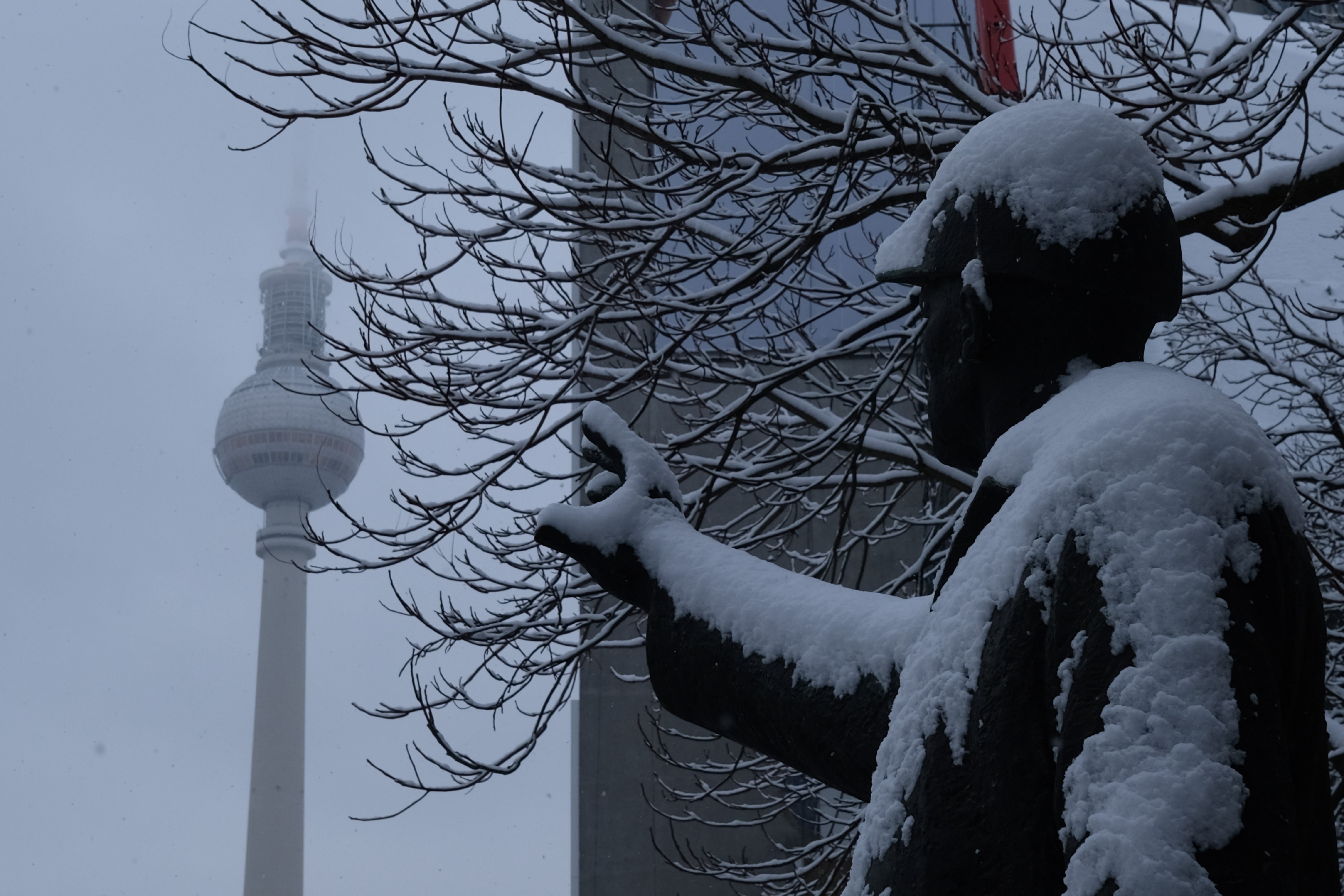 statue sous la neige sur fond de Fernsehturm, photo Catherine Gras