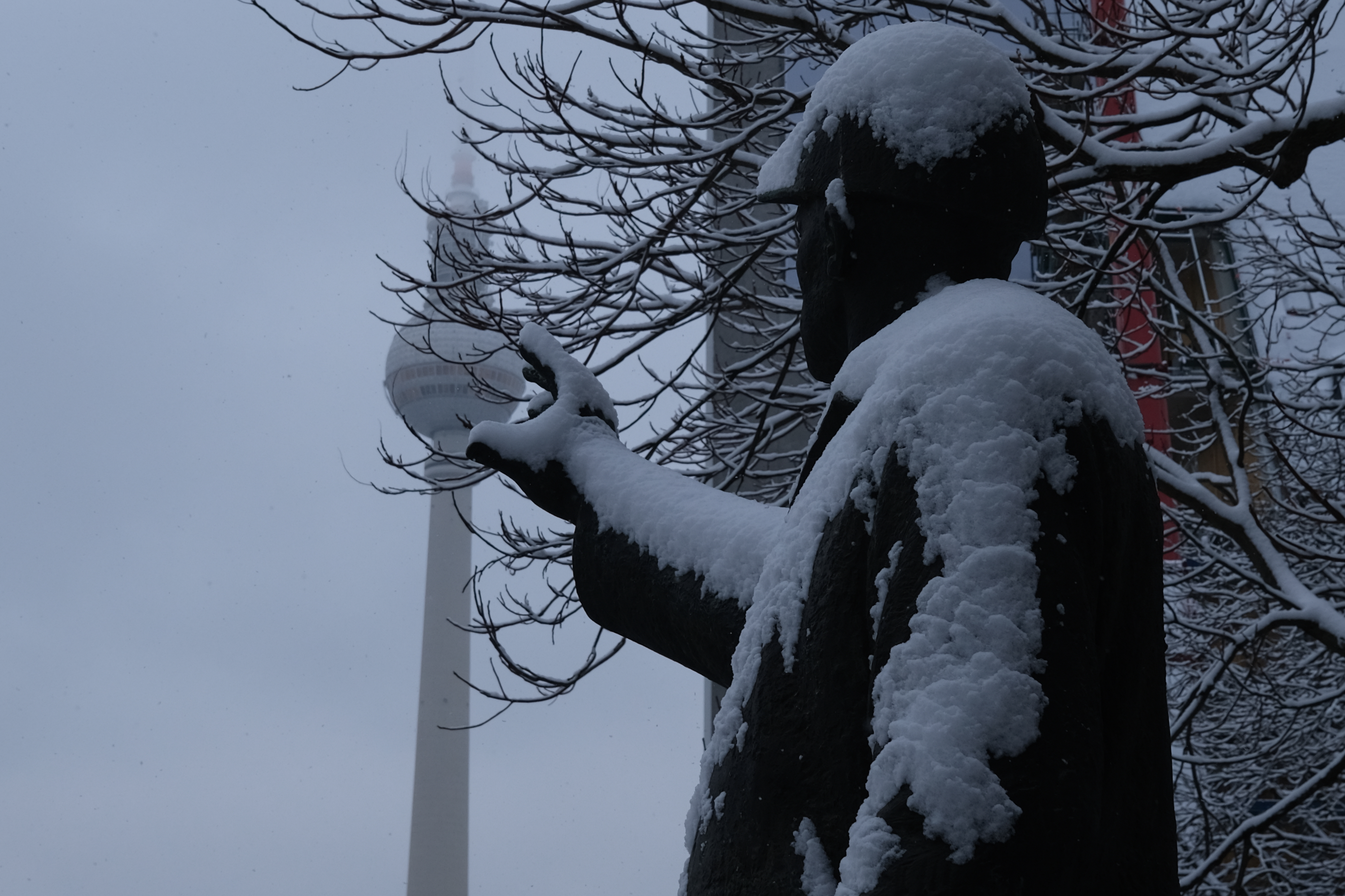 Statue sous la neige s'emparant de la Fernsehturm, photo Catherine Gras