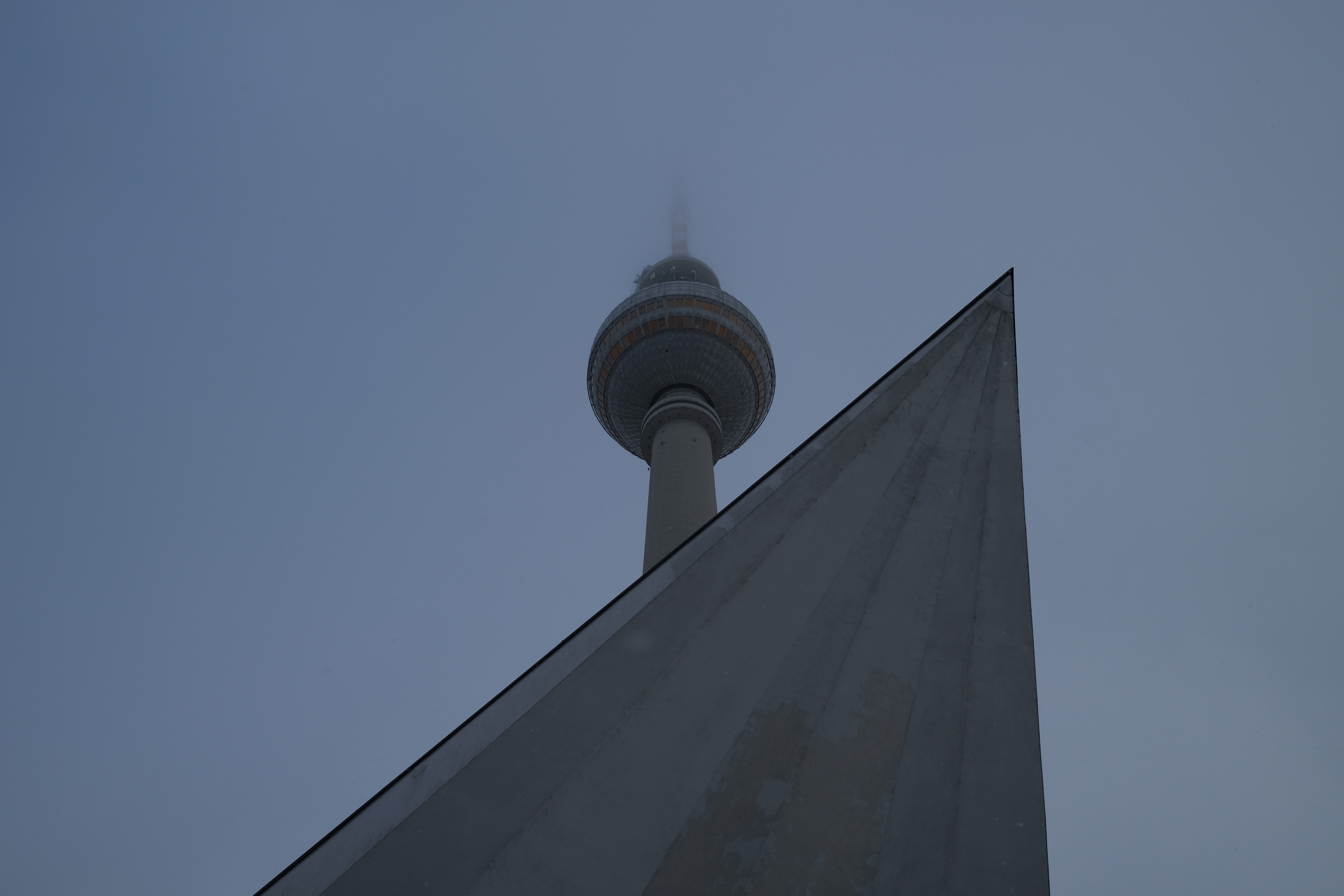 Fernsehturm émergeant au dessus du béton, photo Catherine Gras