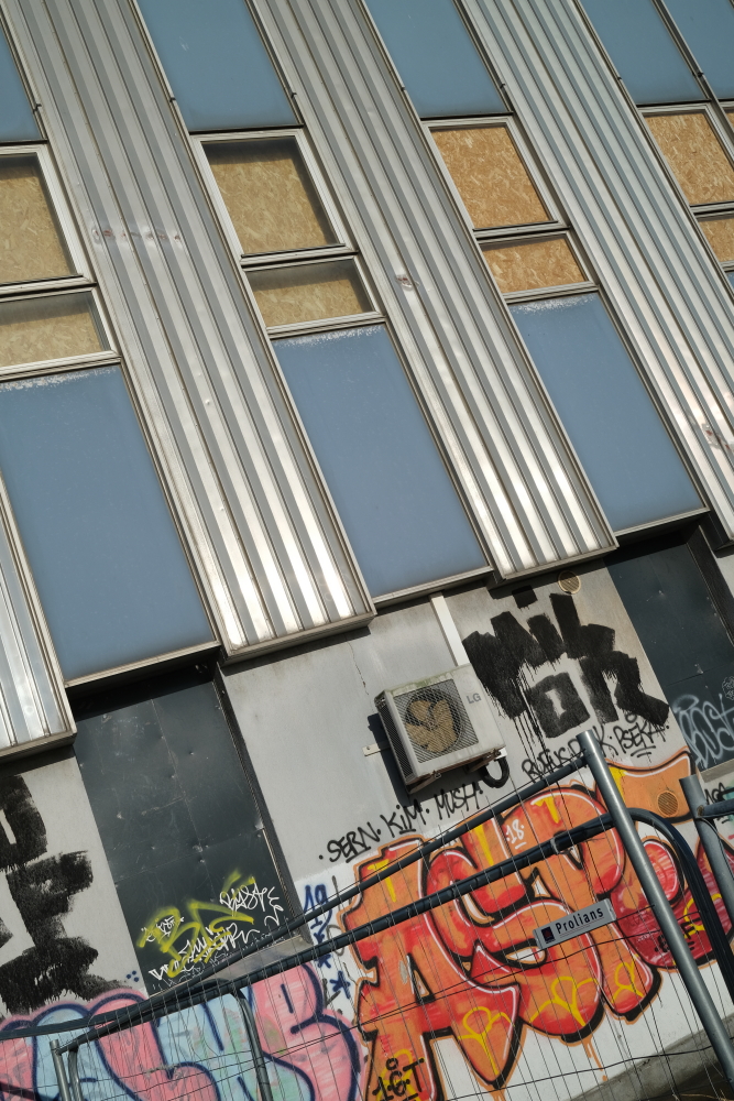 graffitis et entrepôt sur les bords de Loire