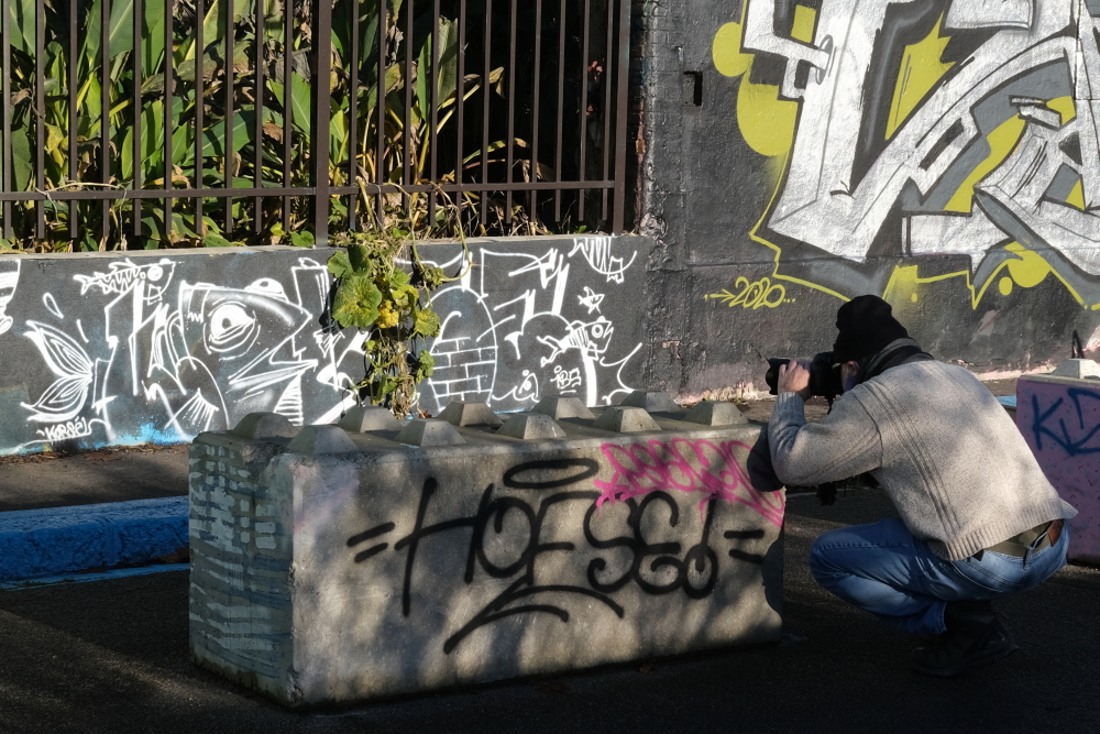 photographe en face de graffitis