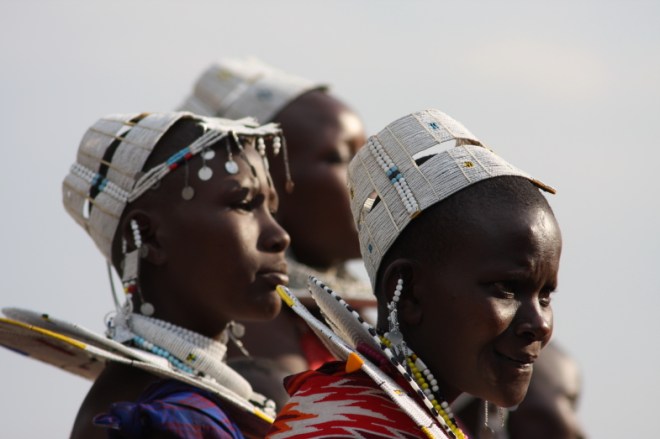 femmes avec parures de perles, photo Catherine Gras