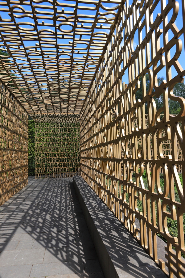 structure de métal faite de mots, photo Catherine Gras