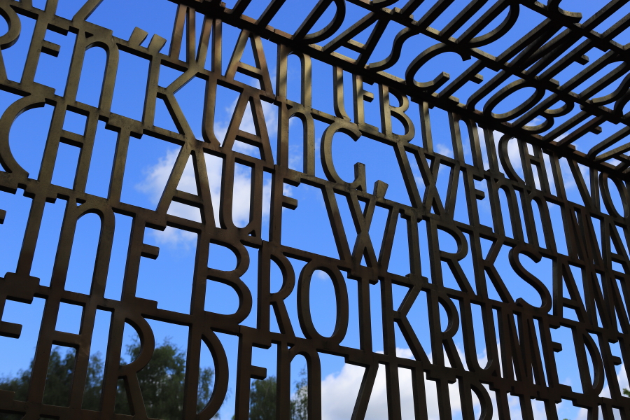 composition de métal faite de mots, photo Catherine Gras