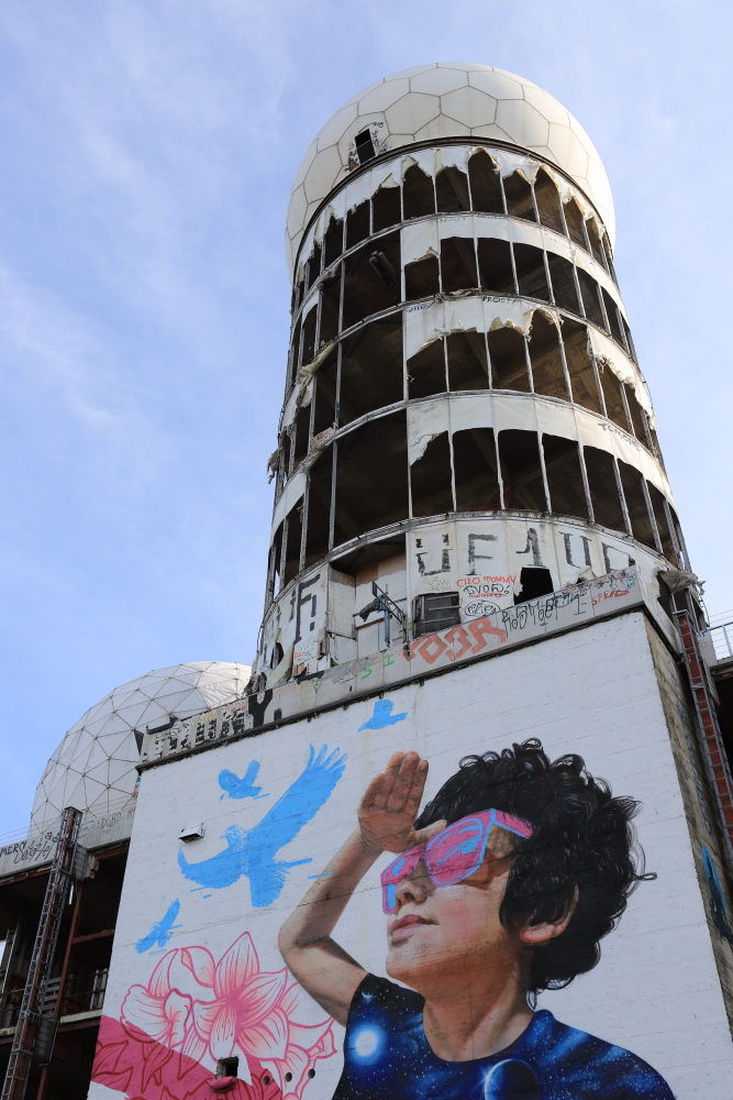 la tour principale de la station, en ruines, avec grand graffiti, photo Catherine Gras