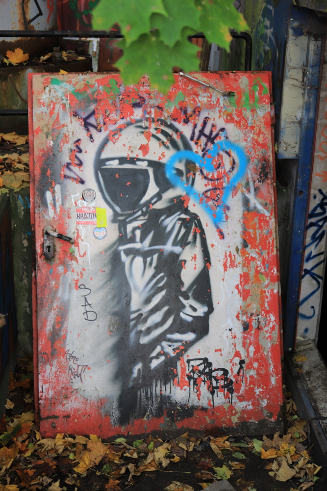graffiti cosmonaute sur le site, photo Catherine Gras