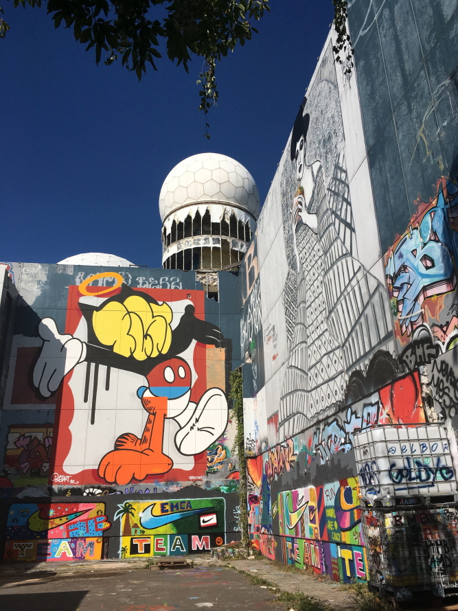 graffitis gigantesques sur fonds de station d'écoute, photo Catherine Gras