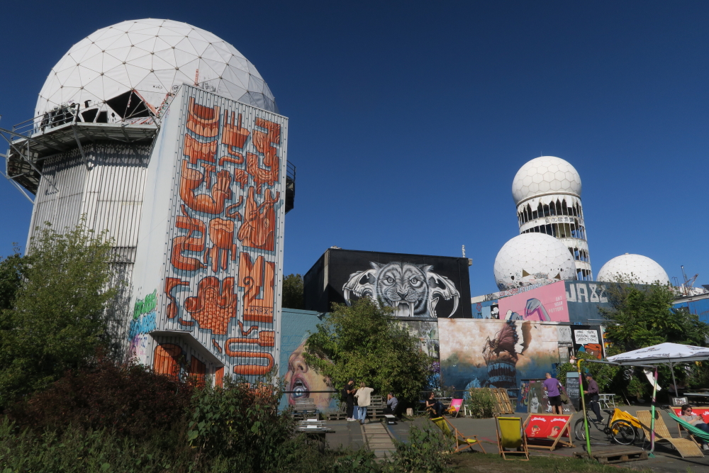 vue sur les divers bâtiments de la station d'écoute et murals colorés, photo Catherine Gras