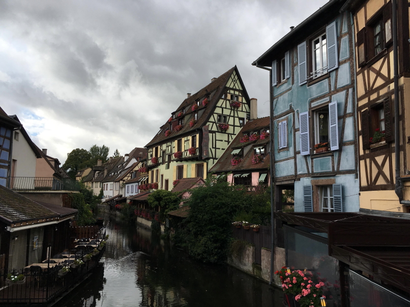 vieiille ville de Colmar sus un ciel de plomb