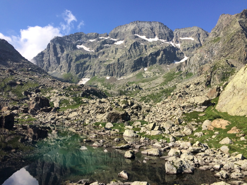lac de montagne et zone d'éboulement de gros blocs, GTA, photo Catherine Gras