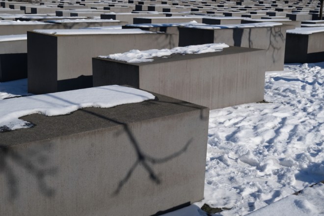 blocs de béton sous la neige, photo Catherine Gras