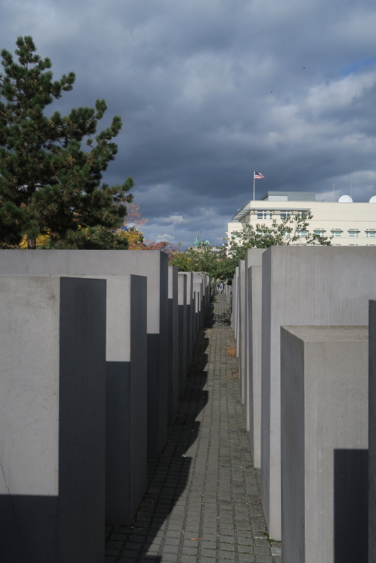 blocs de béton en enfilade, ciel nuageux, photo Catherine Gras