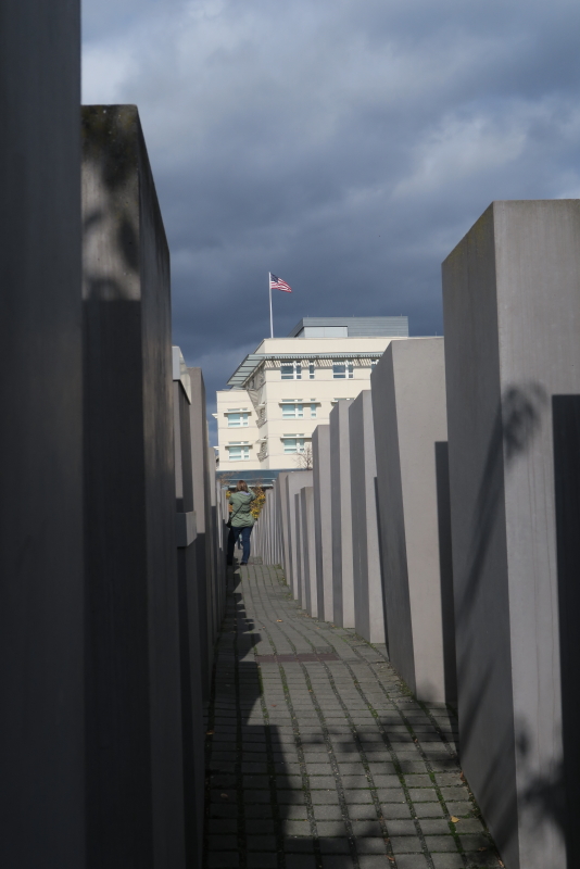 Blocs de béton du mémorial, ambassade US au fond, photo Catherine Gras
