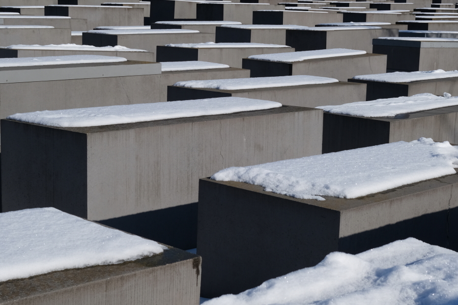blocs de béton sous la neige, photo Catherine Gras