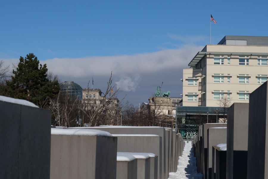 blocs sous la neige, Bundestag et Brandenburg Tor, photo Catherine Gras