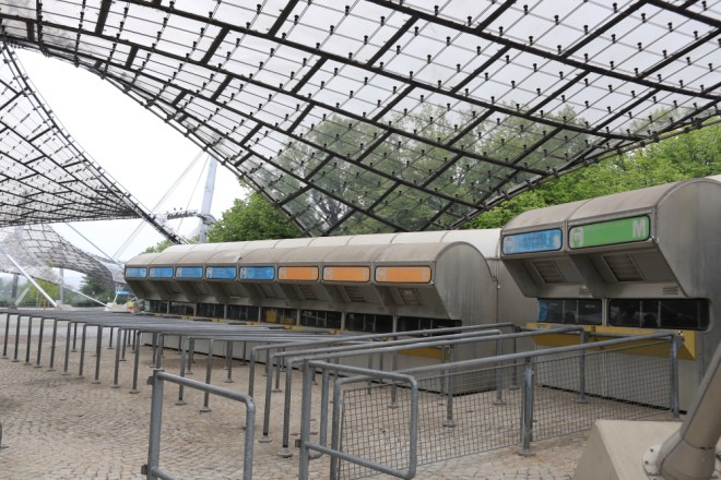 Parc olympique, les caisses sous structures métalliques, photo Catherine Gras
