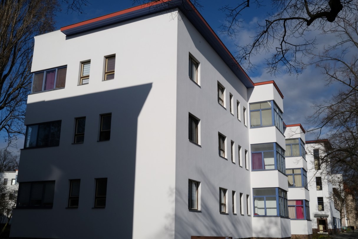 soleil sur facade immeuble, photo Catherine Gras